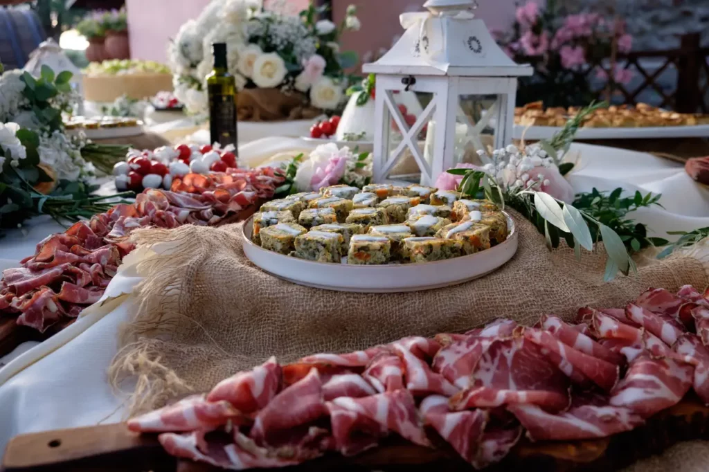 Buffet di antipasti serviti nel patio di Poggio Corbello