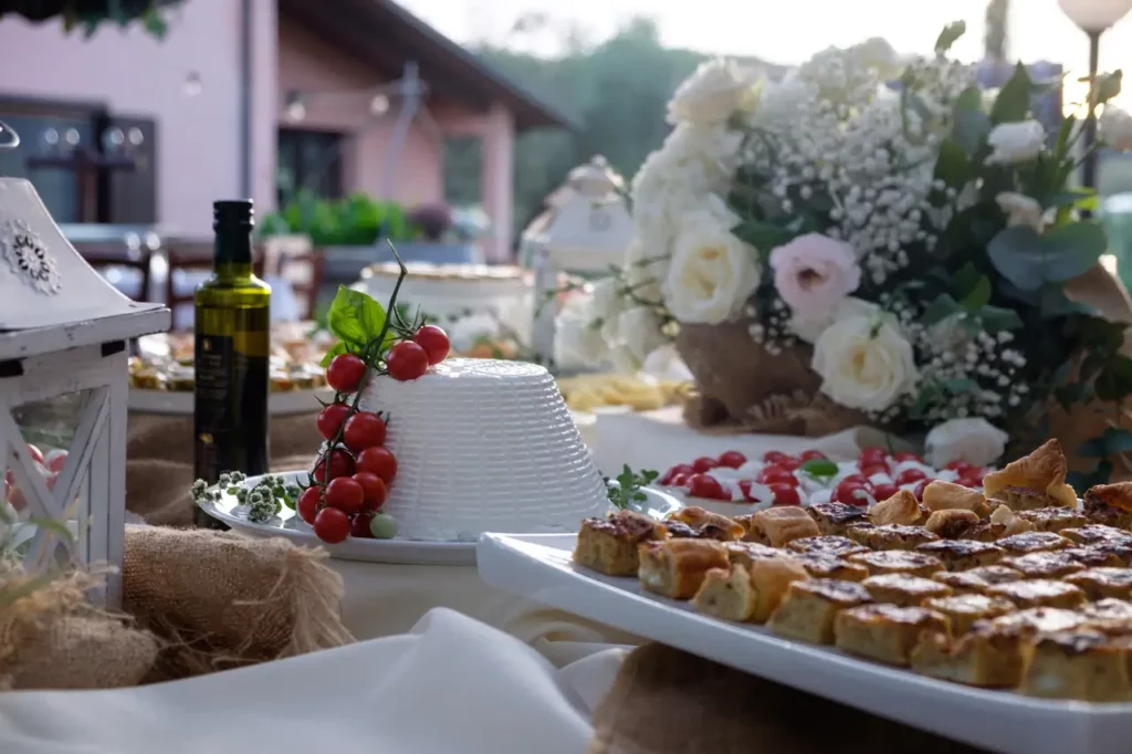 Buffet di antipasti serviti nel patio di Poggio Corbello