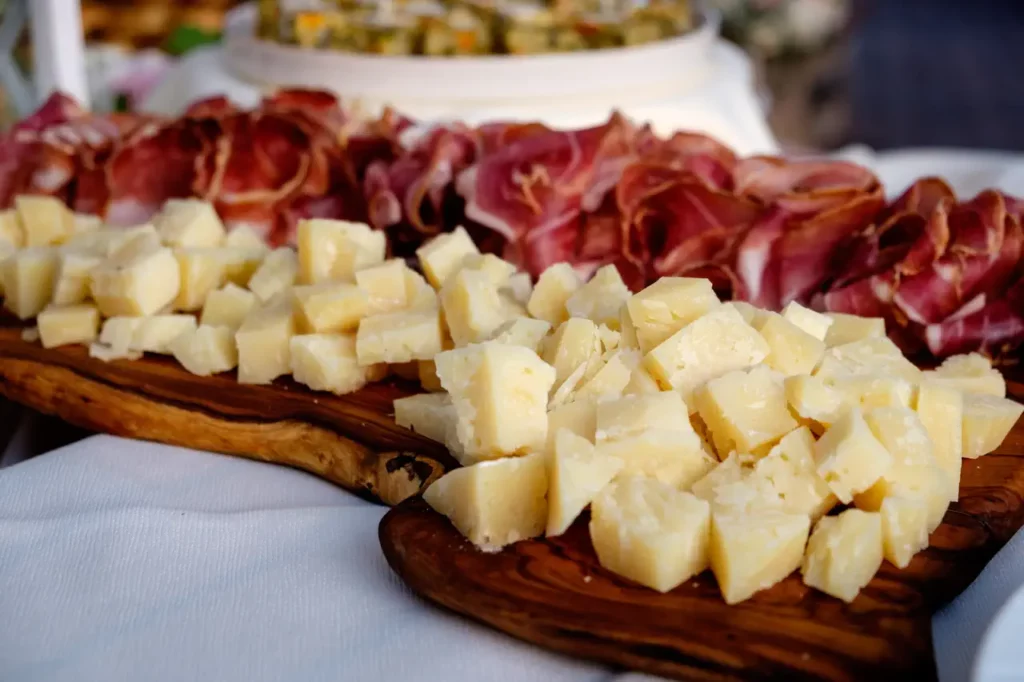 Buffet di antipasti serviti nel patio di Poggio Corbello