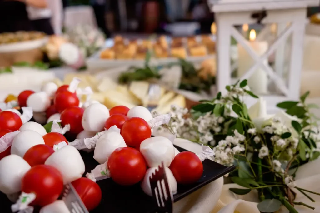 Buffet di antipasti serviti nel patio di Poggio Corbello