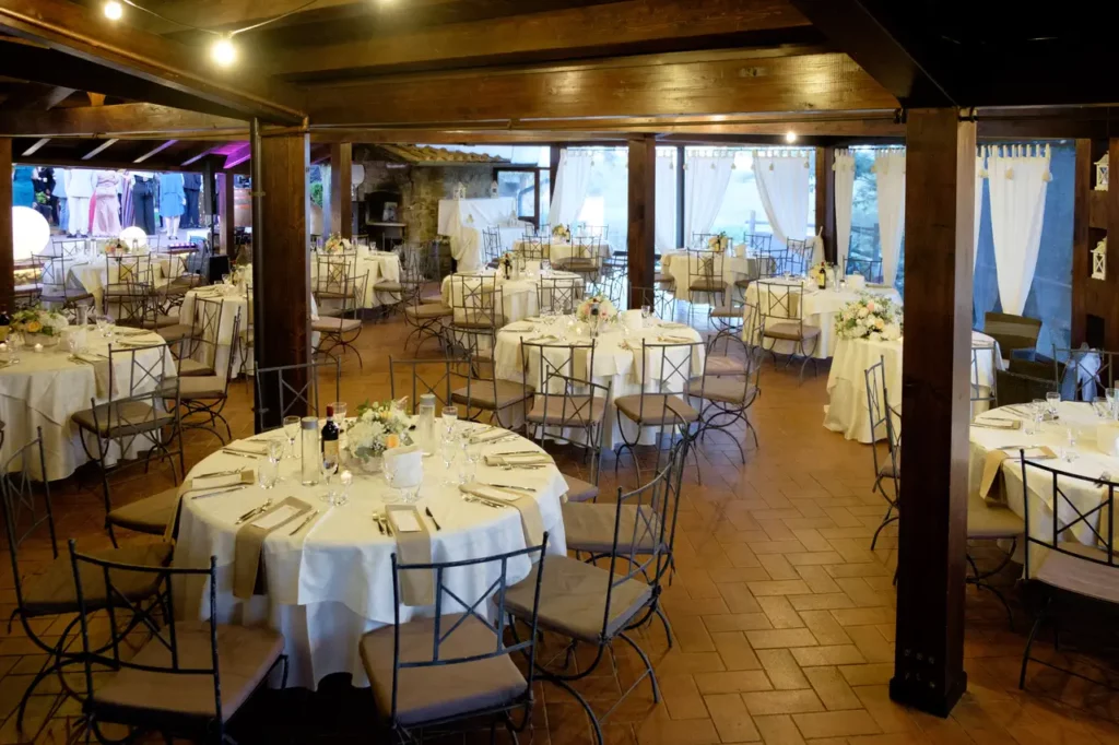 Reception hall protected by a wooden canopy