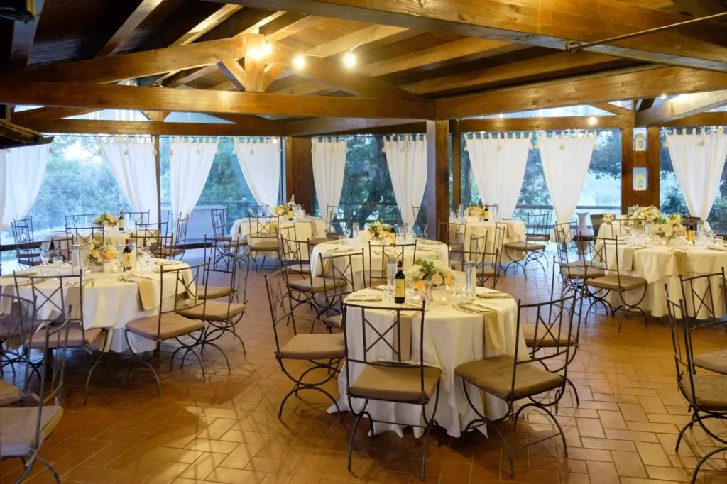 Sala del ricevimento protetta da una tettoia in legno