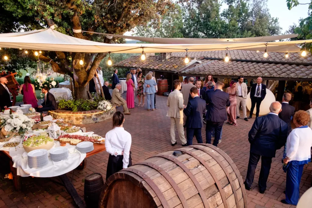 Gruppo di invitati durante l'aperitivo nel patio