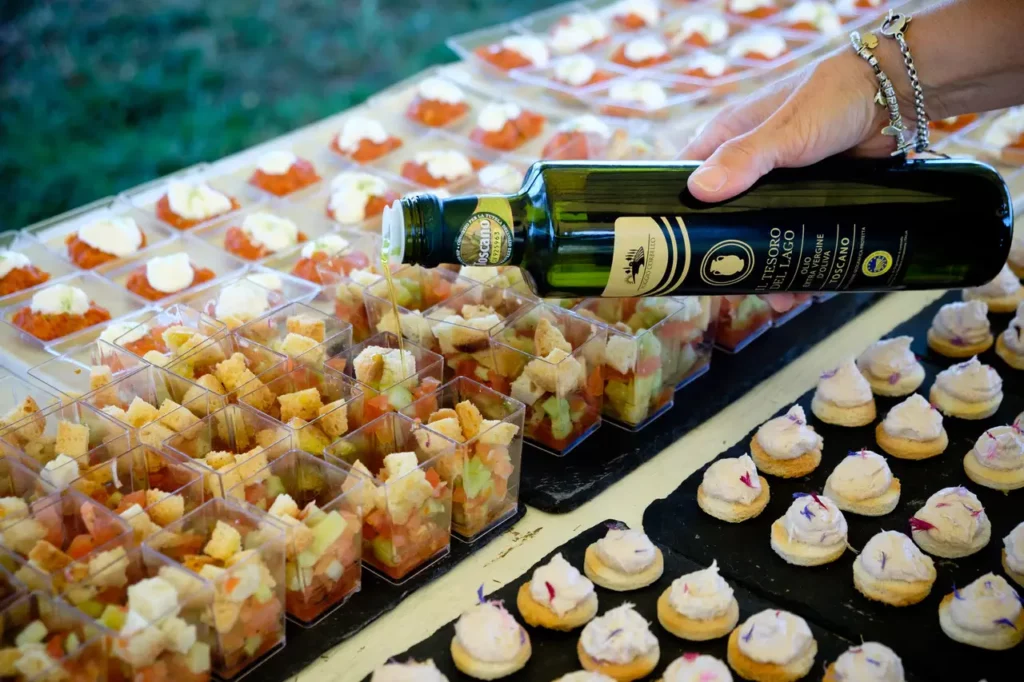 Finger food per l'Aperitivo a bordo piscina conditi con olio EVO Il Tesoro del Lago